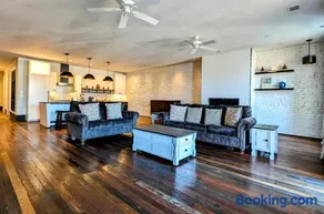 Cherry Street Luxury Apartment - Image 2