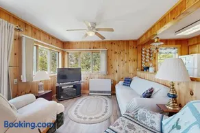 Lakefront home with private dock, mooring, pebble beach, grill, & firepit - Image 4