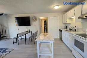 Cozy 2BR Near Downtown Auburn Stay Cool with Air Conditioning - Image 4