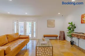 Cozy Home with Pool and Jacuzzi Minutes from Universal Studios - Image 4