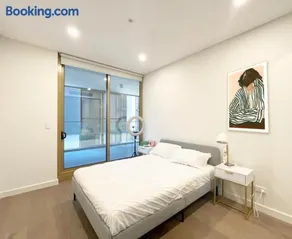 Comfortable Living - NO PARTIES- 3 Bedroom sleeps 6, parking, pool, other amenities - Near Showgrounds - Image 3