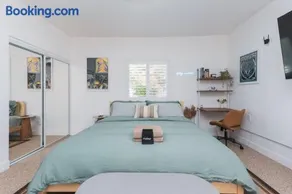 Renovated Stylish Guesthouse By Claremont With Private Patio - Image 4