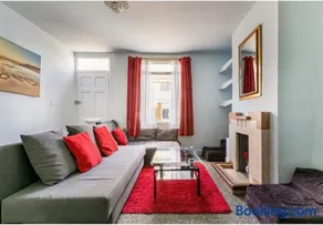 Victoria Cottage - Spacious Bright & Airy - Seconds to Beach - Pet Friendly - Easy Parking - Minutes to All Amenities - 60 percent Off Monthly Stays - Image 3