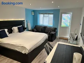 AC rooms at Pinewood Guest House - Image 2