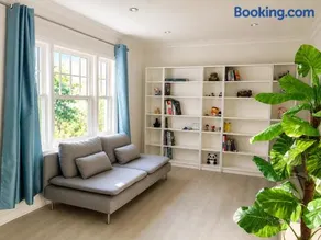 Lovely Single house close to Young Finch station 4BR with Free Parking - Image 2