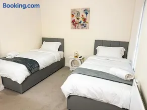 Modern 3-Bedroom Wolverhampton City Home, WiFi&Parking - Image 3