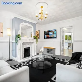Stylish Three Bedroom House - Garden - Parking - Netflix 73BR - Image 2