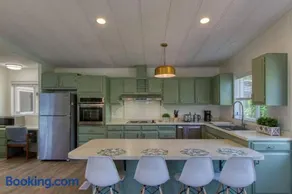 Serene & Luxury Retreat, Waterfront, Hot tub, Clamming - Image 3
