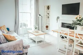 BRAND NEW LISTING Beautiful 2 bedroom apartment - Image 1