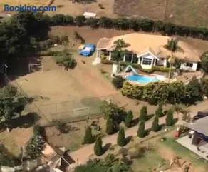 Casa de campo, com quadra de Beach Tennis, Volei e Fut Volei próxima a SP!! - Image 2