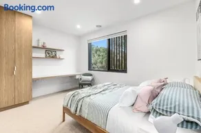 Carr Street Pool House Barwon Heads, Sleeps 10, Elevator, Heated Pool, 5 bedroom, 3 bathroom - Image 4