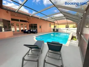 Luxurious 4-Bedroom House with Pool - Image 2