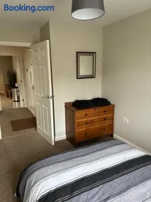 Two Bedrooms Two Bathrooms and Private Parking Rugby - Image 3
