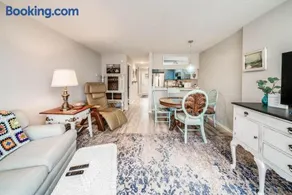 Cozy Renovated Condo - Walk to Town & Beach! - Image 4