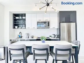 The Panorama Penthouse - 180 Views and Free Parking by Instant Suites - Image 5