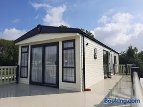 Sunset retreat lodge with large wrap around decking - Image 3