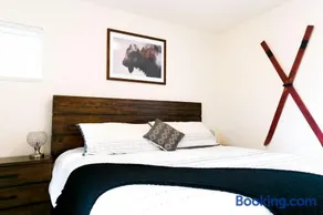 LUX Modern Chalet, Pool & Hot Tub, 10 Mins to the Mountain & Incredible Views - Image 4