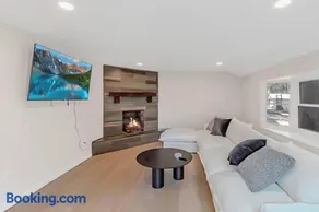 Modern 3BR With Big Kitchen & TV Rm - Image 1