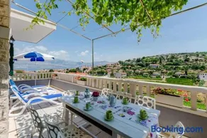 Comfortable Holiday Home with Terrace - Image 1