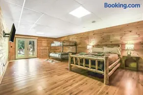 Spacious Log cabin with Hot Tub, Fitepit, BBQ, Pickleball - Image 2