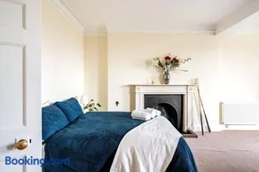 Perfect Family & Friends Home, Free Parking Security Onsite - Image 4