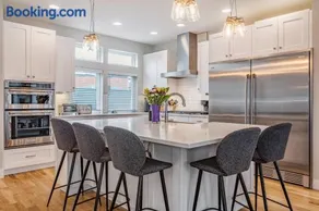 Luxury 5-Bedroom Home in LoHi - Image 2