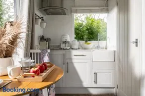 Woodland Art Studio - Cosy Woodland Studio with Private Hot Tub - Image 3