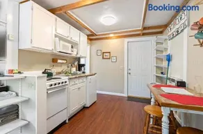 Tuckaway Cottage by Simple Life Rentals - Image 1