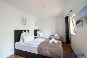Spacious 80 m2 Apartment I 3 Rooms I Up to 8 Guests I Near Train Station - Image 2