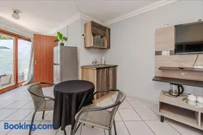 Phindulo Bed and Breakfast - No Loadshedding, Smart TVs & unlimited free fibre wifi - Image 4