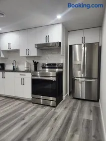 Trendy 2-Bed Oasis Awaits! - Image 1