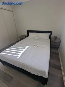 Huge Holiday Home 4Beds 2Baths in Gladstone near Shopping Center - Image 2