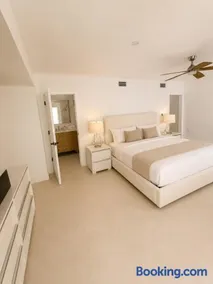 Modern Miami Mansion Pool & Soccer and Game Room - Image 3