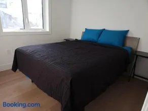 Vancouver Townhouse Getaway Modern 2BR with Balcony & Street Parking - Image 4