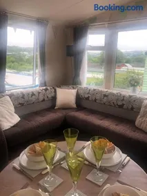 Cosy holiday caravan minutes from the beach - Image 4