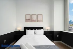 Exclusive 1BR Apt with NYC View - Image 4