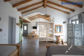 Erifi Luxury Suites - Image 4