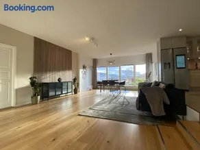 Luxurious villa with free parking - Image 1