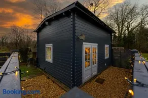 Walliswood Lodge - Wood Burner, Air Con & Wi-fi, Rural Retreat - Image 4