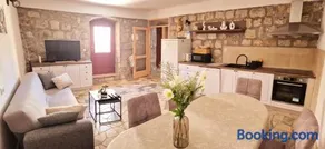 Guest House Roses - Image 2