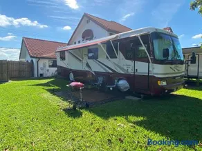 Cozy Motorhome with Free Parking & Private Entrance - Image 1