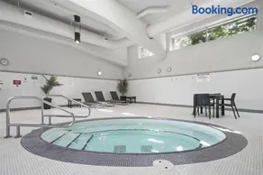 Downtown Suite with Parking, Pool, Gym - Image 2