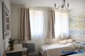 Petite chambre 2 personnes dans maison d'artiste centre ville - Image 1