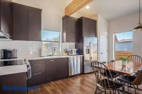 Timber & Tin B 1Bed 1Bath w Pool & Rooftop Deck - Image 4