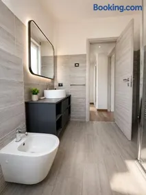 Villa Smeraldo, Spacious Comfort Villa on Lake Como with Garden, Garage & AC - Image 2
