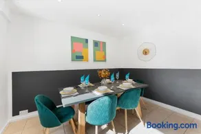 Spacious 4-Bed Home in Bath with Garden - Image 3