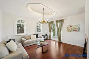 Mountain View Luxury Estate with Pool in West Hills - Image 2