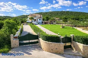 Bella Villa with Private Pool & Sea View Ideal for Groups - Image 5