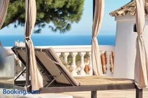 Luxury Villa with Private Pool Rooftop Jacuzzi - Image 2