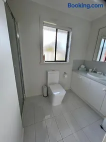 Aquawaters Beach House - 5 min walk to beach - Image 3
